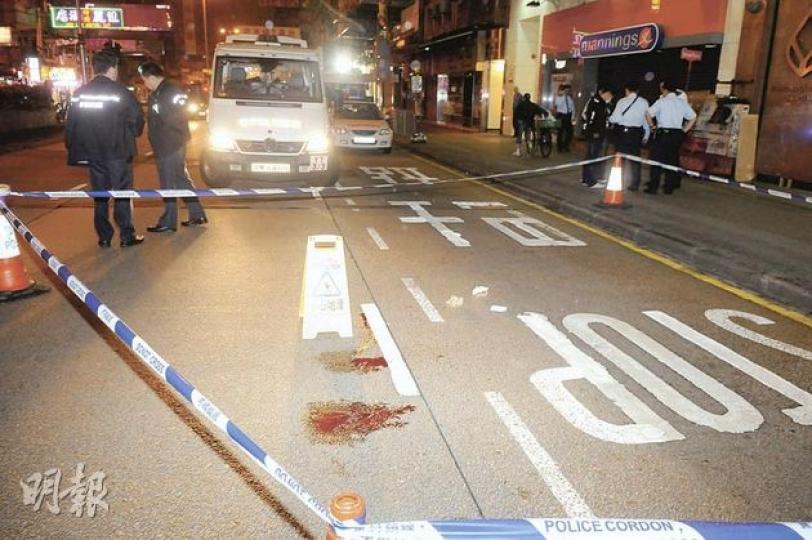來自墨西哥的理大博士研究生在油麻地彌敦道跳樓亡,現場馬路遺下大灘血漬,警方一度封鎖現場調查,在附近大廈尋獲死者遺物。(蔡方山攝) 來自墨西哥的理大博士研究生在油麻地彌敦道跳樓亡,現場馬路遺下大灘血漬,警方一度封鎖現場調查,在附近大廈尋獲死者遺物。(蔡方山攝)