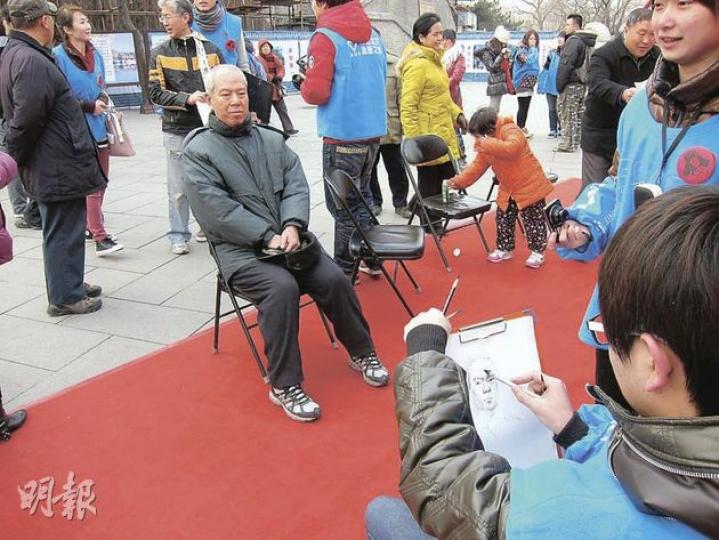 北京城市學院在北海公園舉辦「學雷鋒」活動,參與的學生為長者畫素描。(郭家靜攝) 北京城市學院在北海公園舉辦「學雷鋒」活動,參與的學生為長者畫素描。(郭家靜攝)