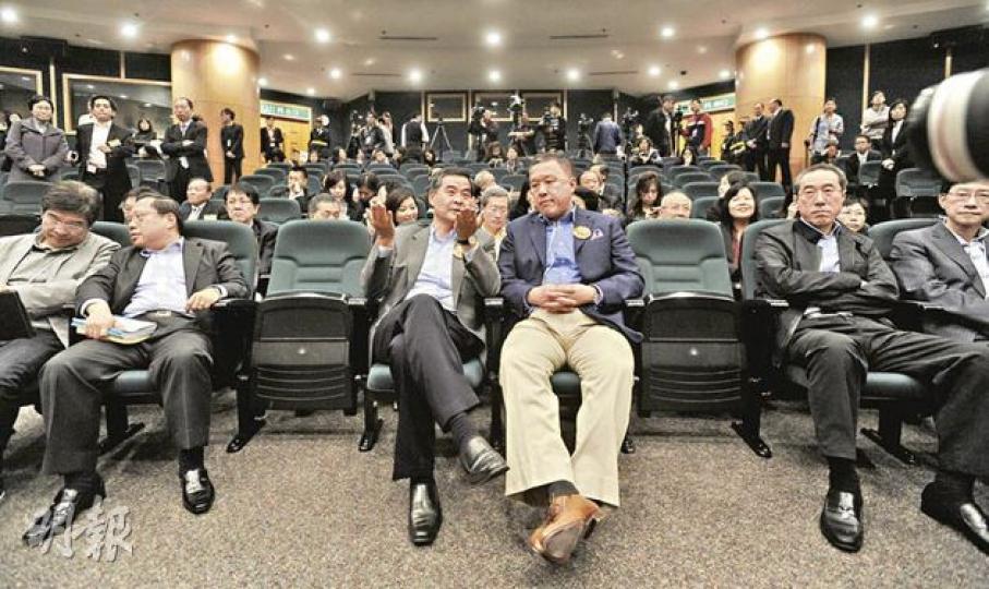 3名特首候選人何俊仁(左二)、梁振英(左三)及唐英年(右二)昨日再同場現身,但主要是出席選舉事務處的簡介會和抽籤出選號碼,3人同坐第一行,但有默契地隔開坐。(余俊亮攝) 3名特首候選人何俊仁(左二)、梁振英(左三)及唐英年(右二)昨日再同場現身,但主要是出席選舉事務處的簡介會和抽籤出選號碼,3人同坐第一行,但有默契地隔開坐。(余俊亮攝)