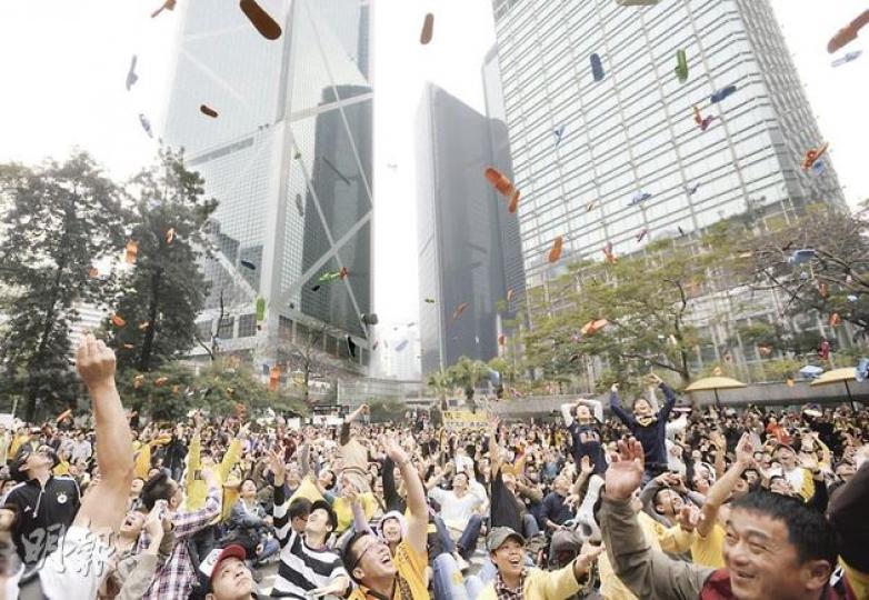 人民力量昨發起「集體打小人」,抗議小圈子選舉和要求特首曾蔭權下台,大會聲稱有4500人參加,遊行尾聲時示威者集體將「打小人」膠拖鞋拋上天。(余俊亮攝) 特首曾蔭權(林凱旻攝) 人民力量昨發起「集體打小人」,抗議小圈子選舉和要求特首曾蔭權下台,大會聲稱有4500人參加,遊行尾聲時示威者集體將「打小人」膠拖鞋拋上天。(余俊亮攝) 特首曾蔭權(林凱旻攝)