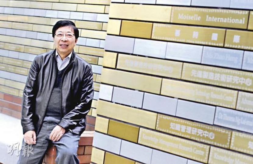 理大校友會聯會會長樊紹基過去30年一直默默向母校捐款,例如以不同名義認捐圖中每塊5000元的銀磚或每塊1萬元的金磚,認為捐款最重要是心意,無論金額多少均有助大學發展。(李澤彤攝) 理大校友會聯會會長樊紹基過去30年一直默默向母校捐款,例如以不同名義認捐圖中每塊5000元的銀磚或每塊1萬元的金磚,認為捐款最重要是心意,無論金額多少均有助大學發展。(李澤彤攝)
