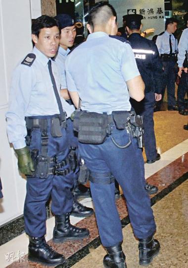 俄羅斯總領事館所在的新鴻基中心發現可疑物件後,警方派出配備特別裝備如GLOCK 17曲尺手槍(繫於腰間)的反恐特勤隊到場。(雲錦鋒攝) 探員將寫有針對俄羅斯總統大選候選人普京(Putin)字眼的紙袋,以及其他可疑品一併帶走調查。(雲錦鋒攝) 俄羅斯總領事館所在的新鴻基中心發現可疑物件後,警方派出配備特別裝備如GLOCK 17曲尺手槍(繫於腰間)的反恐特勤隊到場。(雲錦鋒攝) 探員將寫有針對俄羅斯總統大選候選人普京(Putin)字眼的紙袋,以及其他可疑品一併帶走調查。(雲錦鋒攝)