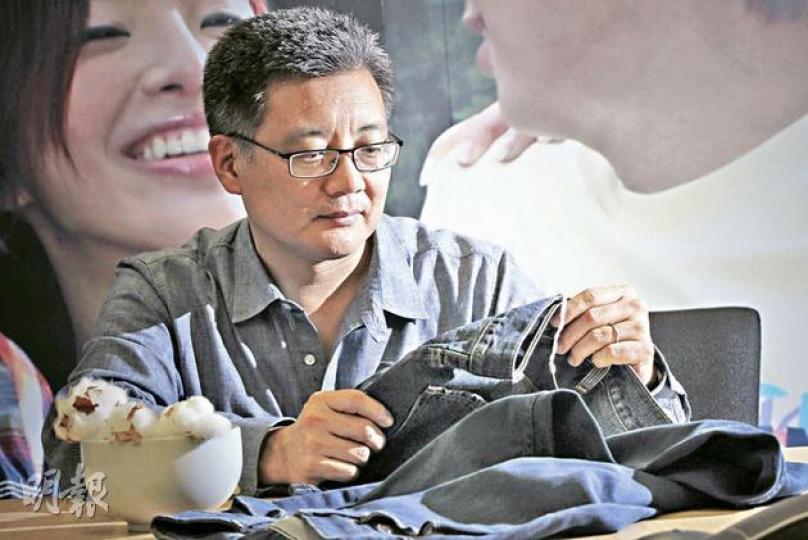 Levi's社會及環境可持續發展部副總裁Michael Kobori說,製作牛仔褲減少用水,不會因改良製作方法而加價。(李澤彤攝) Levi's引進「Water<Less」(少用水)標籤,讓市民辨別「節水」服裝。(李澤彤攝) Levi's社會及環境可持續發展部副總裁Michael Kobori說,製作牛仔褲減少用水,不會因改良製作方法而加價。(李澤彤攝) Levi's引進「Water<Less」(少用水)標籤,讓市民辨別「節水」服裝。(李澤彤攝)