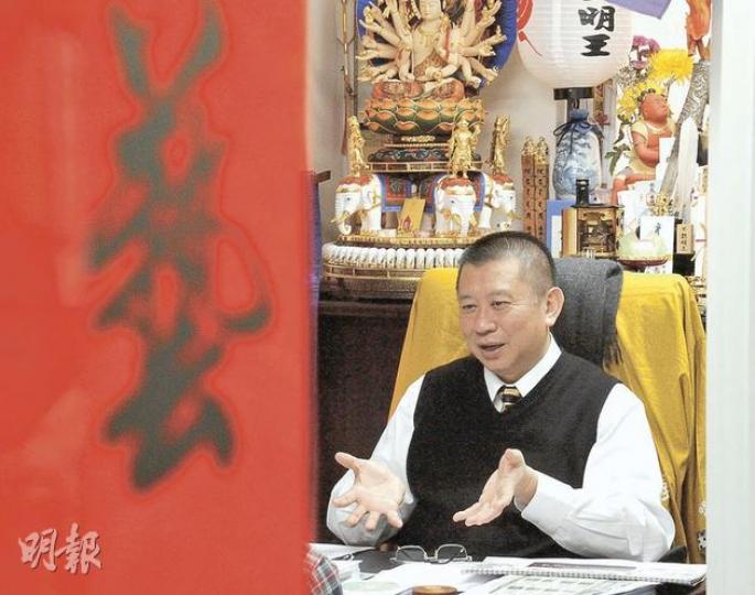 盛世天劇團總監元海透露,有意為新光注入新元素,除優質粵劇演出,也會引入舞台劇、棟篤笑表演,同時辦遊客導賞團,務求活化新光每一寸地方。(葉漢華攝) 新光戲院正在裝修,預料4月中正式揭幕,大堂招牌球形吊燈會保留,並增加地方擺放大老倌戲服。(林振東攝) 盛世天劇團總監元海透露,有意為新光注入新元素,除優質粵劇演出,也會引入舞台劇、棟篤笑表演,同時辦遊客導賞團,務求活化新光每一寸地方。(葉漢華攝) 新光戲院正在裝修,預料4月中正式揭幕,大堂招牌球形吊燈會保留,並增加地方擺放大老倌戲服。(林振東攝)