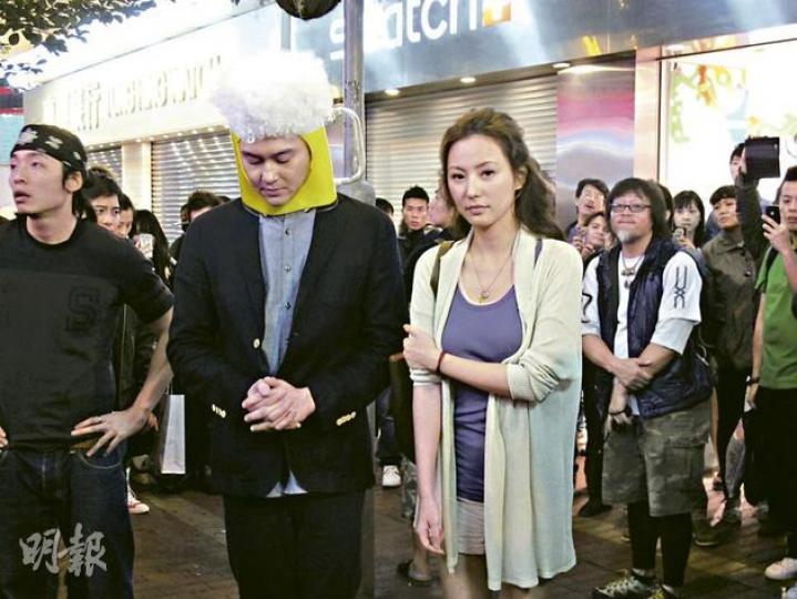 張智霖戴着古怪頭套與劉心悠在旺角拍戲。(攝影/記者:楊安莉) 張智霖戴着古怪頭套與劉心悠在旺角拍戲。(攝影/記者:楊安莉)