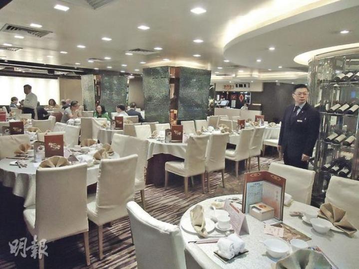 北園中環分店經理吳鐵雨慨嘆延長交易時段後,午市生意更慘淡,「往日12點半都會坐滿人,依家得兩、三成客」。(葉浩霖攝) 不少經紀選擇叫外賣以節省時間。(葉浩霖攝) 信誠證券經紀呂文廣自行帶飯而不外出用膳,以爭取時間休息。(葉浩霖攝) 北園中環分店經理吳鐵雨慨嘆延長交易時段後,午市生意更慘淡,「往日12點半都會坐滿人,依家得兩、三成客」。(葉浩霖攝) 不少經紀選擇叫外賣以節省時間。(葉浩霖攝) 信誠證券經紀呂文廣自行帶飯而不外出用膳,以爭取時間休息。(葉浩霖攝)