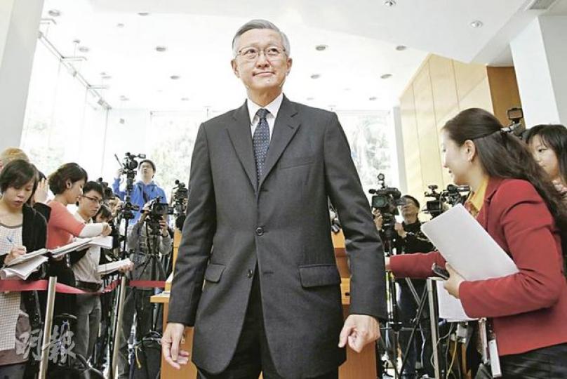 防止及處理潛在利益衝突獨立檢討委員會昨舉行首次會議,主席李國能(中)會見傳媒時表示,檢討包括特首和行會申報制度,以及防賄條例應否擴大至適用於特首,5月會提交報告。(林振東攝) 防止及處理潛在利益衝突獨立檢討委員會昨舉行首次會議,主席李國能(中)會見傳媒時表示,檢討包括特首和行會申報制度,以及防賄條例應否擴大至適用於特首,5月會提交報告。(林振東攝)
