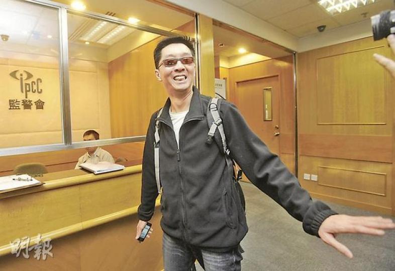 副總理李克強訪港期間,因身穿「平反六四」T恤被黑衣人抬走的麗港城居民黃健(圖),昨獲監警會邀請提供詳細口供,但他說對調查不存寄望。(余俊亮攝) 副總理李克強訪港期間,因身穿「平反六四」T恤被黑衣人抬走的麗港城居民黃健(圖),昨獲監警會邀請提供詳細口供,但他說對調查不存寄望。(余俊亮攝)