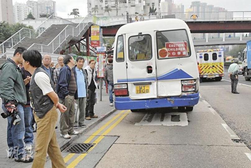 一個天津到港旅遊的內地團,到黃大仙祠觀光祈福後,乘圖中旅遊巴離去時,於龍翔道被貨車撞尾,車上14名男女受傷送院。(鍾炳然攝) 龍翔道貨車撞旅巴意外,14名男女傷者需要分乘多部救護車送院。(鍾炳然攝) 一個天津到港旅遊的內地團,到黃大仙祠觀光祈福後,乘圖中旅遊巴離去時,於龍翔道被貨車撞尾,車上14名男女受傷送院。(鍾炳然攝) 龍翔道貨車撞旅巴意外,14名男女傷者需要分乘多部救護車送院。(鍾炳然攝)