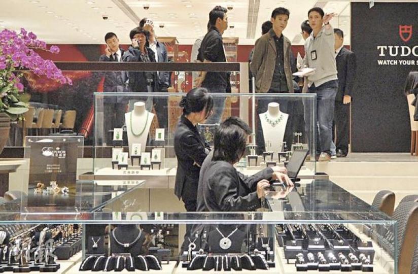 中環皇后大道中英皇鐘錶珠寶店昨日遭兩名賊匪假扮顧客,以掩眼法偷走約值90萬元名表,事後探員到場調查。(伍浦鋒攝) 中環皇后大道中英皇鐘錶珠寶店昨日遭兩名賊匪假扮顧客,以掩眼法偷走約值90萬元名表,事後探員到場調查。(伍浦鋒攝)