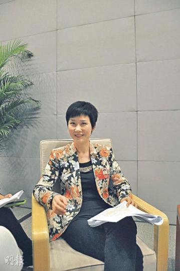李小琳昨日穿上花外套。她表示父親李鵬身體很好。(李嘉欣攝) 李小琳昨日穿上花外套。她表示父親李鵬身體很好。(李嘉欣攝)