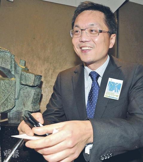 渣打環球市場主管及企業銀行聯席主管陳銘僑表示,放寬人民幣波動幅度會有助反映其投資價值,並預期今年人幣會升值2至3%。(劉焌陶攝) 渣打環球市場主管及企業銀行聯席主管陳銘僑表示,放寬人民幣波動幅度會有助反映其投資價值,並預期今年人幣會升值2至3%。(劉焌陶攝)