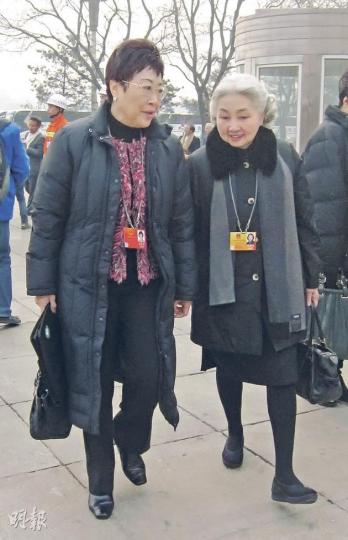 自由黨主席劉健儀(左)昨在北京表示,曾聽過傳聞指私生子是唐英年年輕時在英國發生。右為全國人大常委會香港基本法委員會副主任梁愛詩。(林凱旻攝) 自由黨主席劉健儀(左)昨在北京表示,曾聽過傳聞指私生子是唐英年年輕時在英國發生。右為全國人大常委會香港基本法委員會副主任梁愛詩。(林凱旻攝)