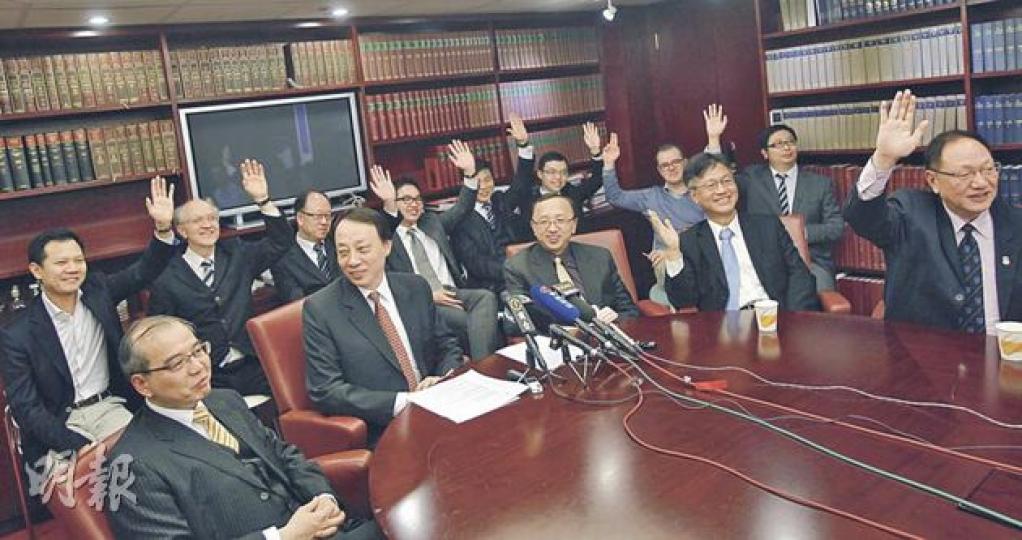 法律界選委3月9日晚將舉行主題為「法治和核心價值」的特首候選人論壇,選委張達明(前排左三)表示,暫只有唐英年和何俊仁答應出席。在記者會上,共有11名選委(舉手者)表示,會在第一輪投票中支持泛民特首何俊仁。選委麥業成(前排左一)、陳景生(前排左二)和張達明則未有決定。(林振東攝) 法律界選委3月9日晚將舉行主題為「法治和核心價值」的特首候選人論壇,選委張達明(前排左三)表示,暫只有唐英年和何俊仁答應出席。在記者會上,共有11名選委(舉手者)表示,會在第一輪投票中支持泛民特首何俊仁。選委麥業成(前排左一)、陳景生(前排左二)和張達明則未有決定。(林振東攝)