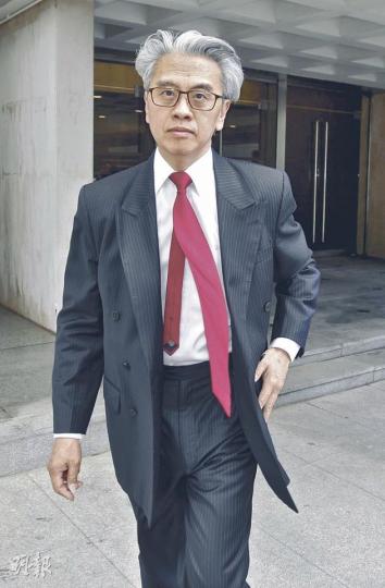 資深大律師馮華健昨代表亞視出庭申請司法覆核許可,但最終法庭認為行會未正式就發牌作決定,拒絕受理亞視申請。(林振東攝) 資深大律師馮華健昨代表亞視出庭申請司法覆核許可,但最終法庭認為行會未正式就發牌作決定,拒絕受理亞視申請。(林振東攝)