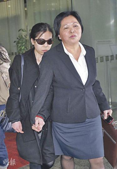 被告張筱樺(戴墨鏡者)昨在法院內與親友商討後,決定戴上墨鏡,躲在其親人背後步出法院,並立即登上私家車離開。(李紹昌攝) 被告張筱樺(戴墨鏡者)昨在法院內與親友商討後,決定戴上墨鏡,躲在其親人背後步出法院,並立即登上私家車離開。(李紹昌攝)