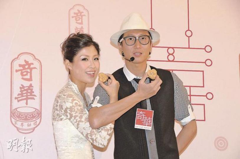洪天明與準老婆周家蔚合巹交「餅」,恩愛得羨煞旁人。(攝影/記者﹕劉一立) 洪天明先單膝跪地向周家蔚獻餅,莫非重演求婚一幕。(攝影/記者﹕劉一立) 洪天明與準老婆周家蔚合巹交「餅」,恩愛得羨煞旁人。(攝影/記者﹕劉一立) 洪天明先單膝跪地向周家蔚獻餅,莫非重演求婚一幕。(攝影/記者﹕劉一立)
