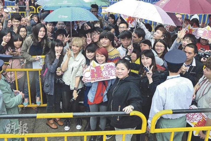 鍾舒漫不介意與粉絲雨中合照。(攝影:娛樂組) 鍾舒漫不介意與粉絲雨中合照。(攝影:娛樂組)