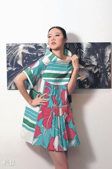 花花圓領連身裙$6,995(攝影﹕黃梓烜) 花花連身裙$6,795(攝影﹕黃梓烜) 拼彩色連身裙$9,495(攝影﹕黃梓烜) 紅色條子圖案連身裙$7,995(攝影﹕黃梓烜) 條子長外套$15,795(攝影﹕黃梓烜) 米色上衣$1,1995,米色短褲$2,795(攝影﹕黃梓烜) 黑色牛皮綴花手袋$5,795,紅色牛皮綴花銀包$1,995,紅包牛皮手袋(未定價)(攝影﹕黃梓烜) 花花圓領連身裙$6,995(攝影﹕黃梓烜) 花花連身裙$6,795(攝影﹕黃梓烜) 拼彩色連身裙$9,495(攝影﹕黃梓烜) 紅色條子圖案連身裙$7,995(攝影﹕黃梓烜) 條子長外套$15,795(攝影﹕黃梓烜) 米色上衣$1,1995,米色短褲$2,795(攝影﹕黃梓烜) 黑色牛皮綴花手袋$5,795,紅色牛皮綴花銀包$1,995,紅包牛皮手袋(未定價)(攝影﹕黃梓烜)