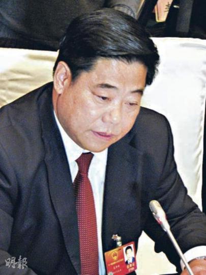 四川阿壩自治州州長吳澤剛全程讀稿回應藏人自焚事件。(明報記者攝) 四川阿壩自治州州長吳澤剛全程讀稿回應藏人自焚事件。(明報記者攝)
