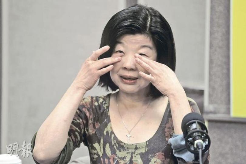 唐太郭妤淺昨晨接受商台《左右亂局》訪問時,一度哽咽落淚,主持連忙遞上紙巾。其後她在電台廣告時段輕按眼袋,靜待再「開咪」。(李紹昌攝) 網民戲言唐太貌似商台節目主持阮小儀,唐太(右)昨接受商台《左右亂局》訪問後與阮小儀(左)「相認」兼合照,更笑言喜歡小儀的笑容。(李紹昌攝) 唐太郭妤淺昨晨接受商台《左右亂局》訪問時,一度哽咽落淚,主持連忙遞上紙巾。其後她在電台廣告時段輕按眼袋,靜待再「開咪」。(李紹昌攝) 網民戲言唐太貌似商台節目主持阮小儀,唐太(右)昨接受商台《左右亂局》訪問後與阮小儀(左)「相認」兼合照,更笑言喜歡小儀的笑容。(李紹昌攝)