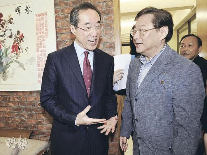 妻子在電台上一度哽咽,但笑容滿面的唐英年(左)照參與公開活動,他昨出席香港電影導演會座談會後,兩度拒評有關他的疑似私生女相片,表示「會影響第三者的生活」。右為演藝小組選委吳思遠。(何家達攝) 妻子在電台上一度哽咽,但笑容滿面的唐英年(左)照參與公開活動,他昨出席香港電影導演會座談會後,兩度拒評有關他的疑似私生女相片,表示「會影響第三者的生活」。右為演藝小組選委吳思遠。(何家達攝)