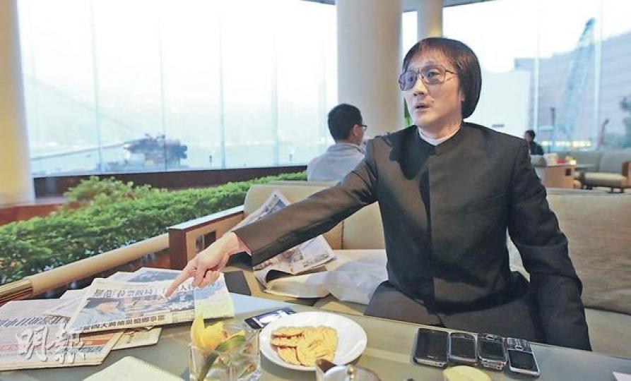 「上海仔」郭永鴻(圖)接受訪問時,一再強調自己是「愛國人士」,對唐梁特首之爭沒有取態,當日在流浮山的飯局亦沒有恐嚇任何人,認為是有人藉抹黑他,打擊梁的支持者劉夢熊。郭昨在尖沙嘴一酒店與記者見面,隨身帶着4部電話的他,卻要使用酒店的電話。(李澤彤攝) 「上海仔」郭永鴻(圖)接受訪問時,一再強調自己是「愛國人士」,對唐梁特首之爭沒有取態,當日在流浮山的飯局亦沒有恐嚇任何人,認為是有人藉抹黑他,打擊梁的支持者劉夢熊。郭昨在尖沙嘴一酒店與記者見面,隨身帶着4部電話的他,卻要使用酒店的電話。(李澤彤攝)