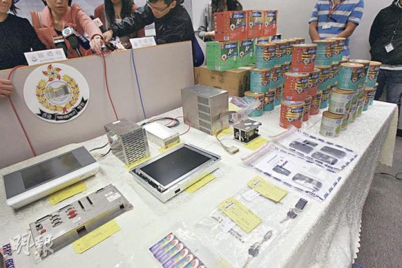 一名港鐵外判八達通維修商前員工,利用後備零件如讀卡機、顯示屏幕等,裝嵌成「山寨版」增值機,非法為61張八達通卡增值43萬,用以購買奶粉等物品在網上轉售圖利。(黃雄攝) 一名港鐵外判八達通維修商前員工,利用後備零件如讀卡機、顯示屏幕等,裝嵌成「山寨版」增值機,非法為61張八達通卡增值43萬,用以購買奶粉等物品在網上轉售圖利。(黃雄攝)