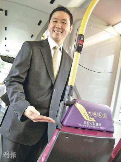 九巴將陸續於全線巴士增設「關愛座」,副董事總經理歐陽杞浚說,頭枕前後均有提示,頭枕後亦有讓座手勢圖案,提醒後排乘客也可讓座。(吳光熙攝) 九巴將陸續於全線巴士增設「關愛座」,副董事總經理歐陽杞浚說,頭枕前後均有提示,頭枕後亦有讓座手勢圖案,提醒後排乘客也可讓座。(吳光熙攝)