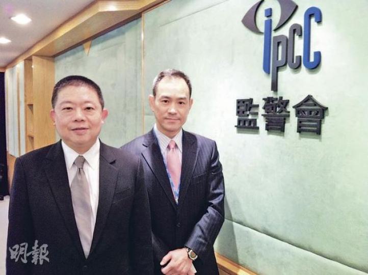 監警會秘書長朱敏健(左)昨日公布新一期的《監警會通訊》,當中披露2009年一宗警員體罰初中生,包括要他坐無影櫈和擺人肉十字架姿勢,有關「行為不當」指控經監警會跟進下,終列證明屬實。圖右為剛由廉署跳槽至監警會出任副秘書長的梅達明。(林耀華攝) 監警會秘書長朱敏健(左)昨日公布新一期的《監警會通訊》,當中披露2009年一宗警員體罰初中生,包括要他坐無影櫈和擺人肉十字架姿勢,有關「行為不當」指控經監警會跟進下,終列證明屬實。圖右為剛由廉署跳槽至監警會出任副秘書長的梅達明。(林耀華攝)