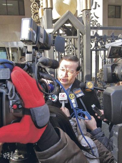 民建聯主席譚耀宗引述港澳辦主任王光亞稱,雙非問題對內地的戶籍制度帶來衝擊,認為應在行政措施以外尋求解決辦法,但未有交代應否釋法。(林凱旻攝) 民建聯主席譚耀宗引述港澳辦主任王光亞稱,雙非問題對內地的戶籍制度帶來衝擊,認為應在行政措施以外尋求解決辦法,但未有交代應否釋法。(林凱旻攝)
