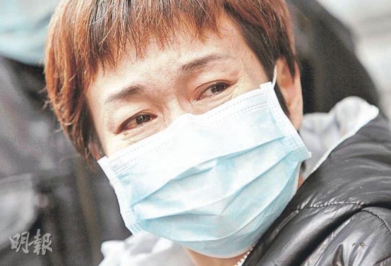 曾在洋松街工廈住不夠兩個月、於前日搬走的李女士,昨特意回到大角嘴探望舊街坊,她憶述往日一起吃飯的時光,「就算吃即食麵,也好溫馨」,說着不禁流淚。(李紹昌攝) 曾在洋松街工廈住不夠兩個月、於前日搬走的李女士,昨特意回到大角嘴探望舊街坊,她憶述往日一起吃飯的時光,「就算吃即食麵,也好溫馨」,說着不禁流淚。(李紹昌攝)