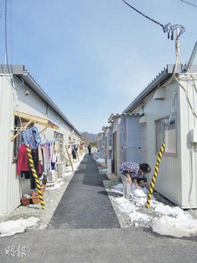 宮城縣氣仙沼市一初中學校操場上設置的一排臨屋。 (吳克穎攝) 大槌町災民岡本三男(圖2)多番夢見震災罹難故人,他作詩畫紀念,意指 「三月裏夢見故人」(圖)。(吳克穎攝) 災後一年仍隨處可見紀念遇難者的塚墓。圖為大槌町一廢屋地基上的紀念塚,放有兩罐汽水,紀念居於該屋的兩名遇難孩子。(吳克穎攝) 生於氣仙沼市的歌星畠山美由紀為災區打氣,多番獻唱激勵災民。 (吳克穎攝) 宮城縣氣仙沼市一初中學校操場上設置的一排臨屋。 (吳克穎攝) 大槌町災民岡本三男(圖2)多番夢見震災罹難故人,他作詩畫紀念,意指 「三月裏夢見故人」(圖)。(吳克穎攝) 災後一年仍隨處可見紀念遇難者的塚墓。圖為大槌町一廢屋地基上的紀念塚,放有兩罐汽水,紀念居於該屋的兩名遇難孩子。(吳克穎攝) 生於氣仙沼市的歌星畠山美由紀為災區打氣,多番獻唱激勵災民。 (吳克穎攝)