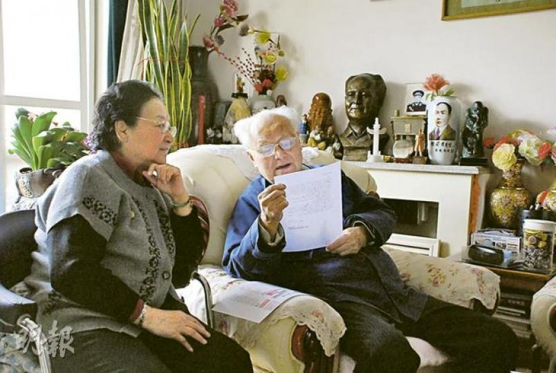 李銳(右)每日閱讀大量報紙和文章,有時還讀給夫人(左)聽。(明報記者攝) 李銳家裏掛了多幅書法和畫作,充滿文化氣息。(明報記者攝) 貴為部級幹部的李銳住在現時的住宅內已有33年,裝修和家具十分簡樸。(明報記者攝) (明報製圖) 李銳(右)每日閱讀大量報紙和文章,有時還讀給夫人(左)聽。(明報記者攝) 李銳家裏掛了多幅書法和畫作,充滿文化氣息。(明報記者攝) 貴為部級幹部的李銳住在現時的住宅內已有33年,裝修和家具十分簡樸。(明報記者攝) (明報製圖)