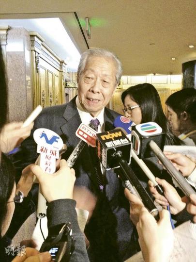 提名唐英年的「福建幫」政協選委施子清,強調「非常重視參選人的理念、政綱,其他花邊新聞不值得重視」。(何曉勤攝) 長實副主席李澤鉅笑言幸好沒有從政,他亦不懂回應特首候選人與地產商千絲萬縷的關係一事。(林振東攝) 提名唐英年的「福建幫」政協選委施子清,強調「非常重視參選人的理念、政綱,其他花邊新聞不值得重視」。(何曉勤攝) 長實副主席李澤鉅笑言幸好沒有從政,他亦不懂回應特首候選人與地產商千絲萬縷的關係一事。(林振東攝)