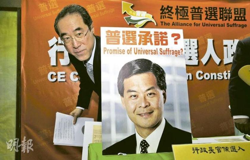除《華爾街日報》,特首候選人唐英年亦接受彭博新聞訪問,他聲稱「欣喜」所有醜聞曝光,若他當選,不再有顧慮。他又說梁振英是「危險」(risky)的人,從無政府工作經驗,亦無凝聚社會共識經驗,若選他為特首,香港將難以承擔。圖為唐英年昨晚參加普選聯論壇,梁振英缺席,大會放了梁的照片在他的位上。(何家達攝) (明報製圖) 除《華爾街日報》,特首候選人唐英年亦接受彭博新聞訪問,他聲稱「欣喜」所有醜聞曝光,若他當選,不再有顧慮。他又說梁振英是「危險」(risky)的人,從無政府工作經驗,亦無凝聚社會共識經驗,若選他為特首,香港將難以承擔。圖為唐英年昨晚參加普選聯論壇,梁振英缺席,大會放了梁的照片在他的位上。(何家達攝) (明報製圖)