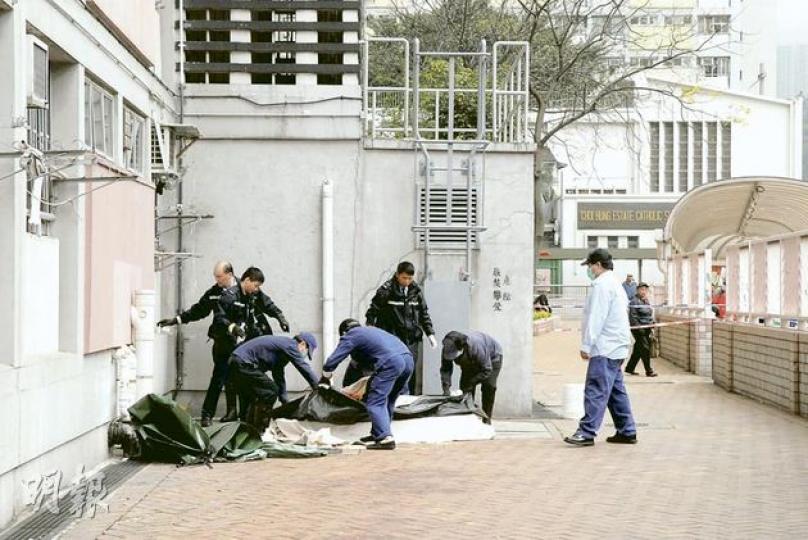 婦人躍下自殺前,先從單位拋下菜刀、水煲等物件,警員到場後將物件檢走,之後仵工將屍體移送殮房。(楊嘉欣攝) 婦人躍下自殺前,先從單位拋下菜刀、水煲等物件,警員到場後將物件檢走,之後仵工將屍體移送殮房。(楊嘉欣攝)