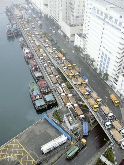 (圖1)(黃雄攝) 泥頭車司機失足由車斗墮下船艙,手腳受傷,需由消防員救出,清醒送院。(黃雄攝) (圖1)(黃雄攝) 泥頭車司機失足由車斗墮下船艙,手腳受傷,需由消防員救出,清醒送院。(黃雄攝)