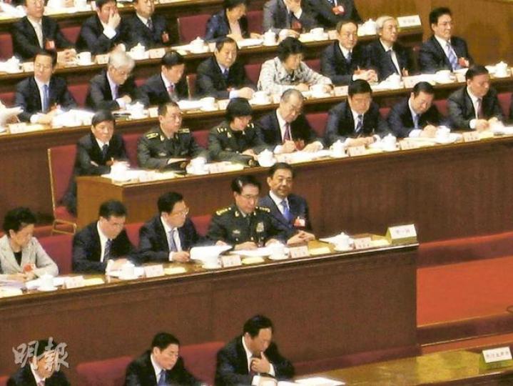 在昨午的人大全體會議上，薄熙來（前二排右一）重現主席台，但位置由左側移至右側，旁邊依然是中央軍委副主席徐才厚。（明報記者攝）