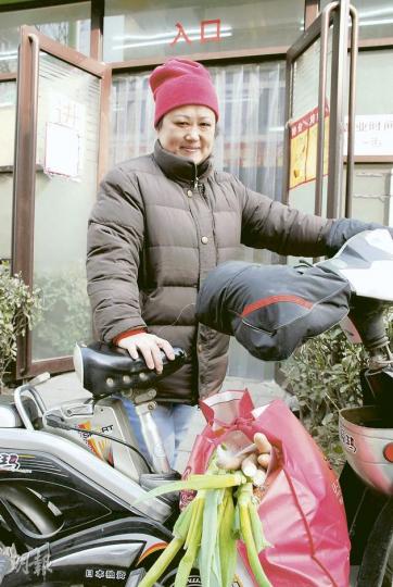 北京民眾心聲﹕北京市民李太太剛花了11元買5棵葱，直言價錢很貴，一點不覺得物價有下降。（陳子凌攝） 北京民眾心聲﹕徐太太認為，菜價沒有便宜，與物流成本高有一定關係。（陳子凌攝）
