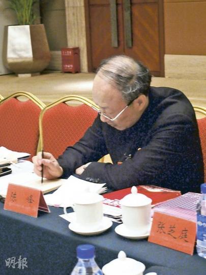 海航董事長陳峰出席政協小組會期間既用毛筆寫心得（圖），又打坐練功養精神（圖2）。（唐若韞攝）