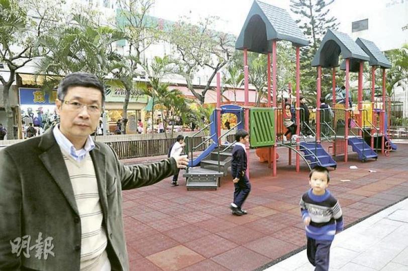 屯門區議員林頌鎧表示，關注懷疑「青山兒童遊樂場拐子事件」，因上址不時有很多小朋友在玩耍。 （衛永康攝）