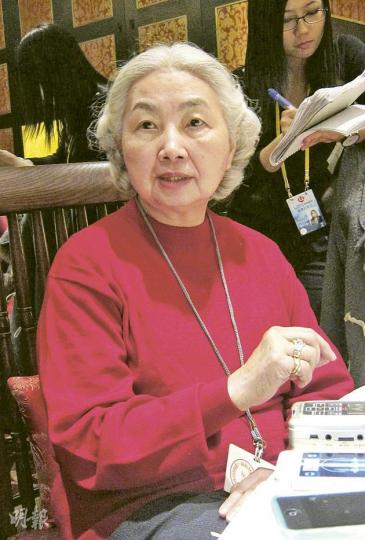 基本法委員會副主任梁愛詩認為，解決雙非問題的最適合方法，是由特首向國務院提交報告，提請人大常委釋法。（林凱旻攝） 工聯會及民建聯代表昨日趁立法會保安事務委員會就雙非嬰兒問題舉行特別會議，於場外示威，要求保安局加強執法堵截衝關的內地孕婦。（李紹昌攝）