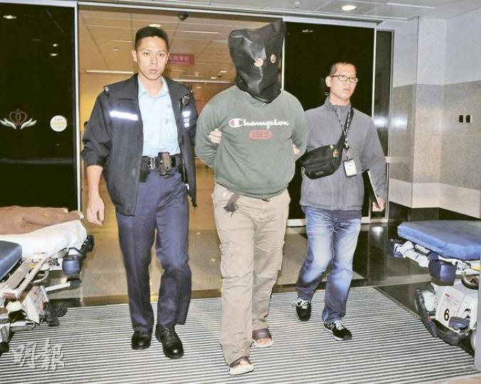 涉傷人男子，送院初步治理傷勢後，由警員黑布蒙頭帶署調查。（蔡方山攝） 警員到場調查向傷者家人錄取口供。（鍾炳然攝） 青衣長亨邨傷人案，傷者父母（黑衫褲者）在病房外等候兒子消息，憂心忡忡。（鍾炳然攝）