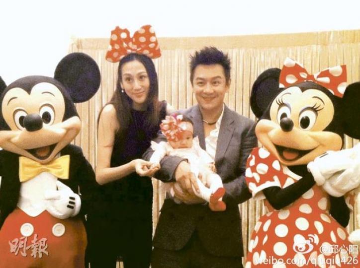 陳浩民前晚為愛女小雅薷在迪士尼擺百日宴,一家三口非常開心。(微博圖片) 陳浩民愛女小雅薷(左)精靈可愛,細細個已有朋友仔。(微博圖片) 陳浩民前晚為愛女小雅薷在迪士尼擺百日宴,一家三口非常開心。(微博圖片) 陳浩民愛女小雅薷(左)精靈可愛,細細個已有朋友仔。(微博圖片)
