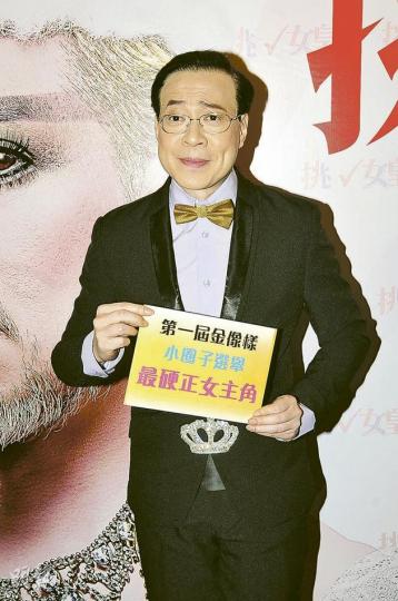 詹瑞文將惡搞短片放上網大受歡迎,他坦言會繼續為市民泄憤。(攝影:黃梓烜) 詹瑞文打扮成特首曾蔭權向市民唱歌賠罪。(攝影:黃梓烜) 詹瑞文將惡搞短片放上網大受歡迎,他坦言會繼續為市民泄憤。(攝影:黃梓烜) 詹瑞文打扮成特首曾蔭權向市民唱歌賠罪。(攝影:黃梓烜)