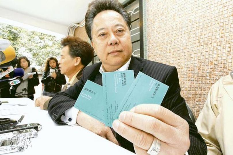 鄉事選委昨重組「江湖飯局」情節,侯志強主動拿出當日與梁振英競選辦羅范椒芬、劉炳章及鄧淑德3人交換的名片,又指前天與有份出席飯局的六鄉主席討論過,全部人都未有就飯局付費。梁營其後發表聲明,指競選辦人員在晚飯後各自支付了費用。(李紹昌攝)(明報製圖) 鄉事選委昨重組「江湖飯局」情節,侯志強主動拿出當日與梁振英競選辦羅范椒芬、劉炳章及鄧淑德3人交換的名片,又指前天與有份出席飯局的六鄉主席討論過,全部人都未有就飯局付費。梁營其後發表聲明,指競選辦人員在晚飯後各自支付了費用。(李紹昌攝)(明報製圖)