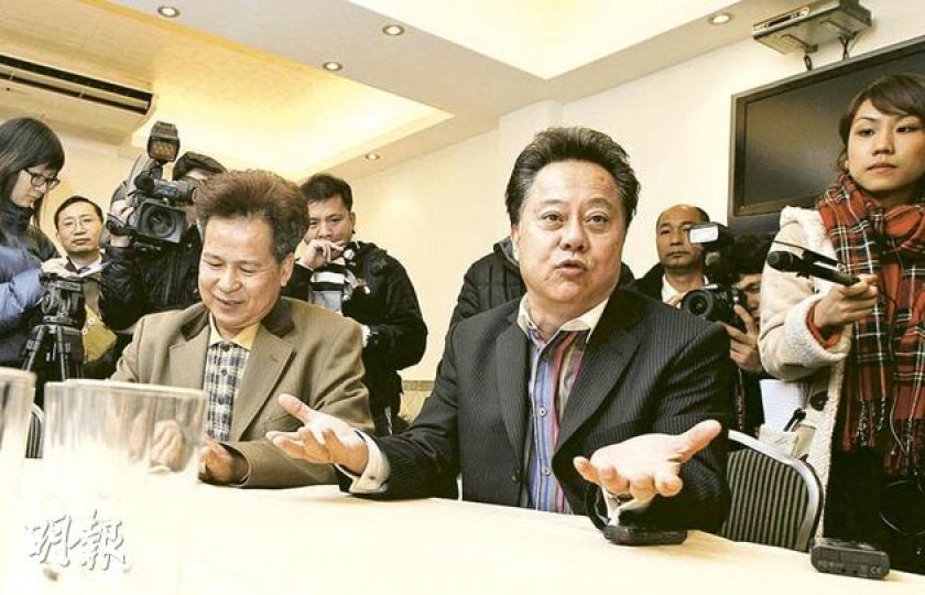 已提名特首候選人唐英年的選委侯志強(右)和梁福元(左),昨日重返「飯局現場」,侯指出,當日「上海仔」郭永鴻坐在他的對面,與劉夢熊鄰座,但他不認識郭,「我只認識羅太和劉夢熊,其他人說什麼、有什麼動作我沒留意」。(李紹昌攝) 已提名特首候選人唐英年的選委侯志強(右)和梁福元(左),昨日重返「飯局現場」,侯指出,當日「上海仔」郭永鴻坐在他的對面,與劉夢熊鄰座,但他不認識郭,「我只認識羅太和劉夢熊,其他人說什麼、有什麼動作我沒留意」。(李紹昌攝)
