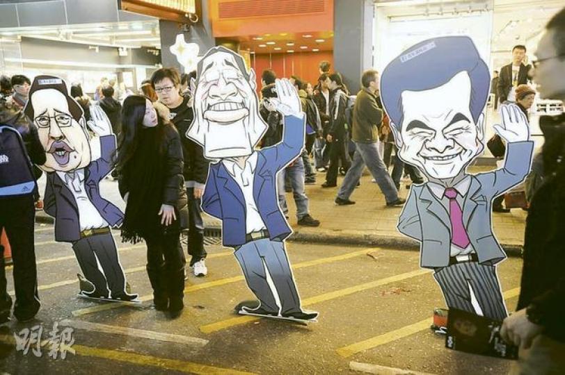小童群益會昨晚在旺角行人專用區擺設街站,呼籲關注特首選舉,並派發心意卡讓市民寫下對三名候選人的意見,又唱歌做短劇諷刺小圈子選舉。(何家達攝) 小童群益會昨晚在旺角行人專用區擺設街站,呼籲關注特首選舉,並派發心意卡讓市民寫下對三名候選人的意見,又唱歌做短劇諷刺小圈子選舉。(何家達攝)