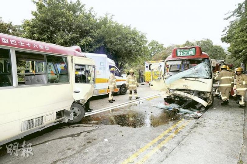 兩部紅頂小巴昨西貢公路迎頭狂撼,兩小巴均車頭嚴重損毁,共22人受傷,意外令交通嚴重擠塞。(樊銳昌攝)車禍撞擊力極大,小巴車廂內座椅幾乎「連根拔起」,東歪西倒,但幸乘客多戴了安全帶,大多乘客僅受輕傷。(樊銳昌攝) 兩部紅頂小巴昨西貢公路迎頭狂撼,兩小巴均車頭嚴重損毁,共22人受傷,意外令交通嚴重擠塞。(樊銳昌攝)車禍撞擊力極大,小巴車廂內座椅幾乎「連根拔起」,東歪西倒,但幸乘客多戴了安全帶,大多乘客僅受輕傷。(樊銳昌攝)